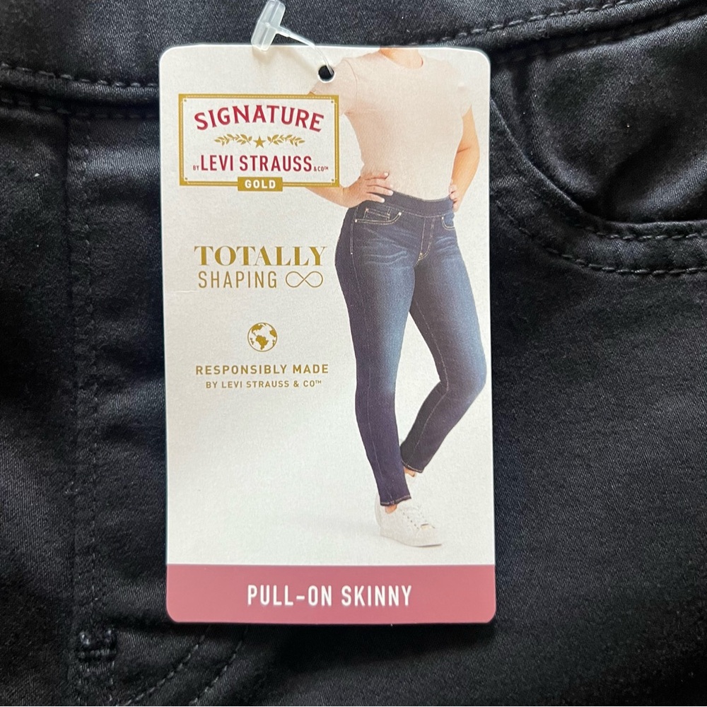 Signature Levi Strauss Gold Totally Shaping Pull-On Skinny - Black - 12S 31x28